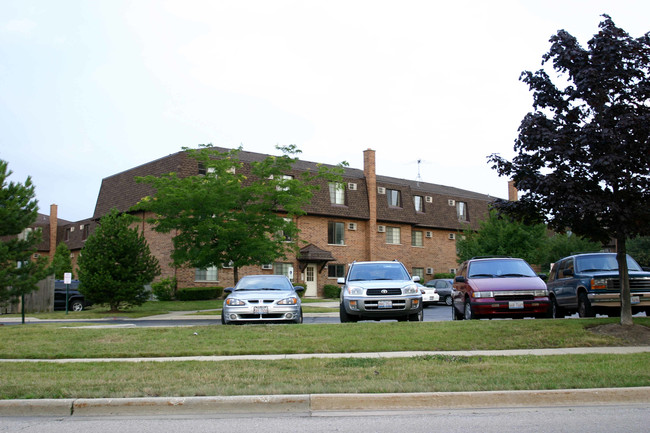 Century Point Apartments in Glendale Heights, IL - Building Photo - Building Photo