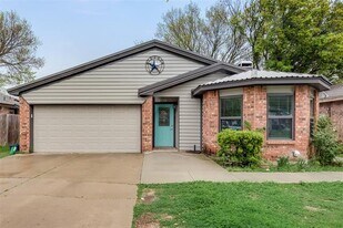 1002 Canary Ln in Mansfield, TX - Building Photo