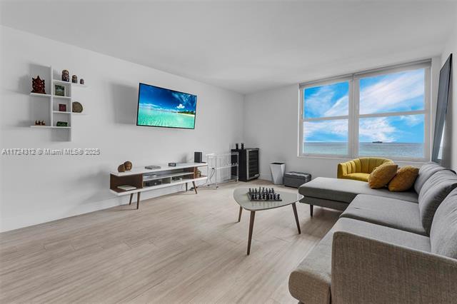 2899 Collins Ave, Unit 1135 in Miami Beach, FL - Building Photo - Building Photo