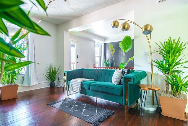 31-33-33 Lundy St