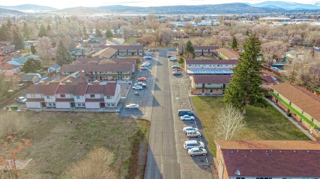 Cedar Gardens in Klamath Falls, OR - Building Photo - Building Photo