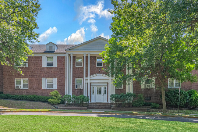 River Terrace Gardens in River Edge, NJ - Foto de edificio - Building Photo