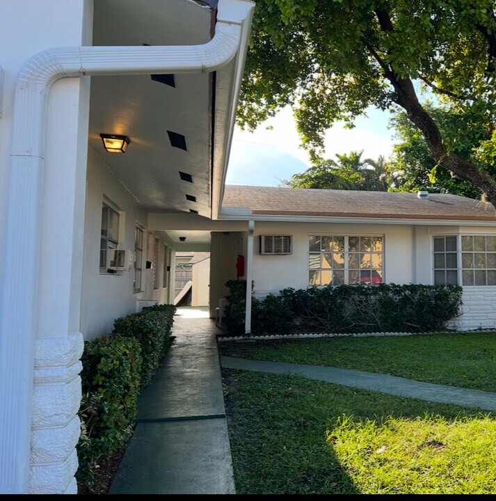 5851 NE 18th Ave, Unit 1 in Fort Lauderdale, FL - Building Photo