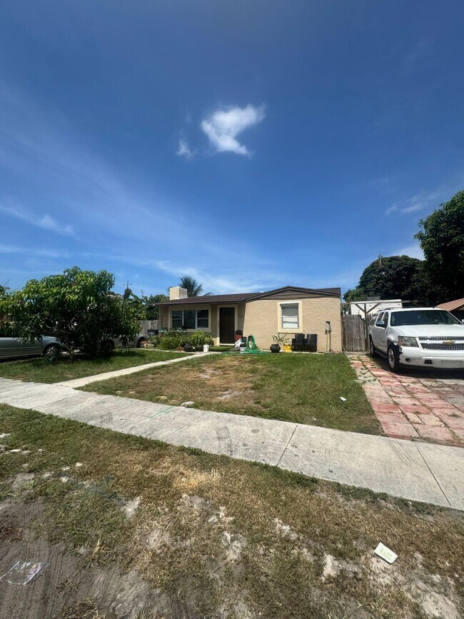 2320 Cypress Rd in West Palm Beach, FL - Building Photo - Building Photo