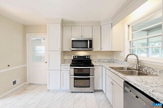 2219 Greenbrier Dr in Charlottesville, VA - Building Photo - Building Photo