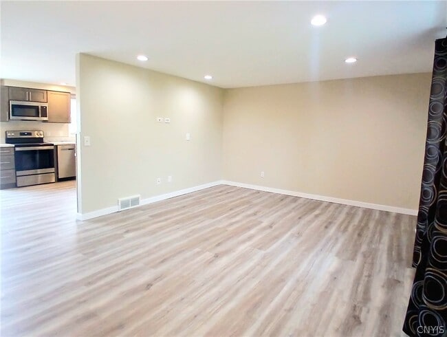 8244 Mantova Dr in Clay, NY - Building Photo - Building Photo