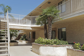 Cambridge Terrace Apartments in Anaheim, CA - Foto de edificio - Building Photo