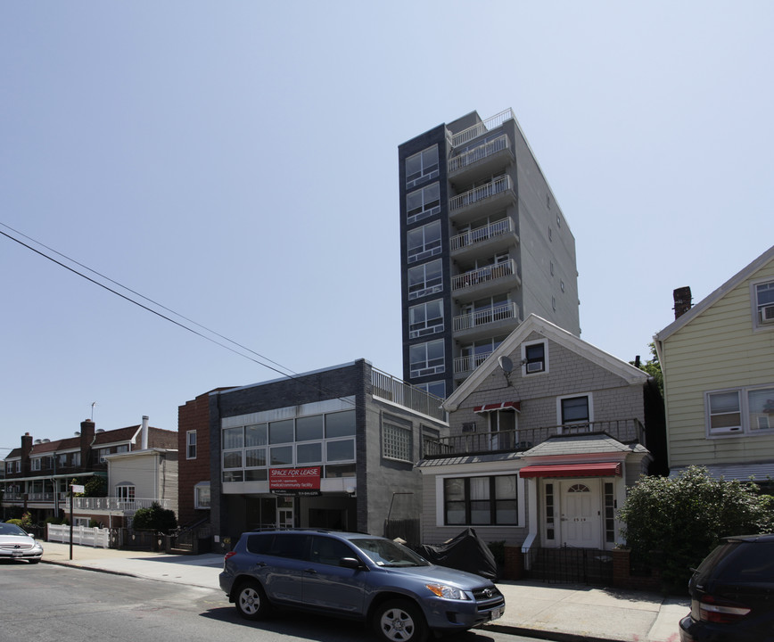 2515 Crescent St in Long Island City, NY - Building Photo