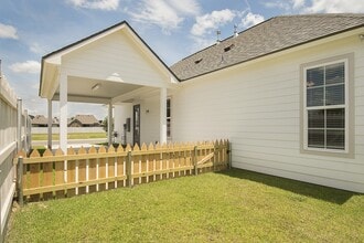 Country Club Cottages in Lake Charles, LA - Building Photo - Building Photo
