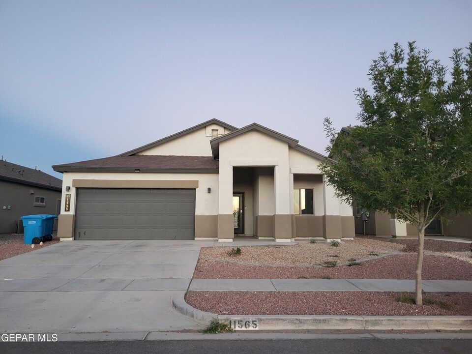 11565 Leonor Duran St in Socorro, TX - Foto de edificio