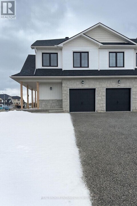 87 Staples Blvd in Smiths Falls, ON - Building Photo