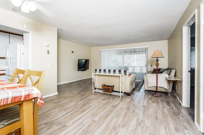 2530 Clairemont Dr in San Diego, CA - Foto de edificio - Building Photo