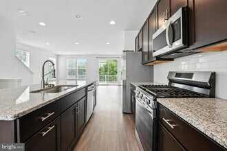 8162 Agnes Ln in Manassas, VA - Foto de edificio - Building Photo
