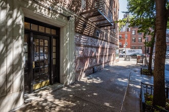 119 Greenwich Ave in New York, NY - Building Photo - Building Photo