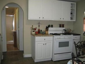 72 Long St-Unit -2 in East Greenwich, RI - Foto de edificio - Building Photo