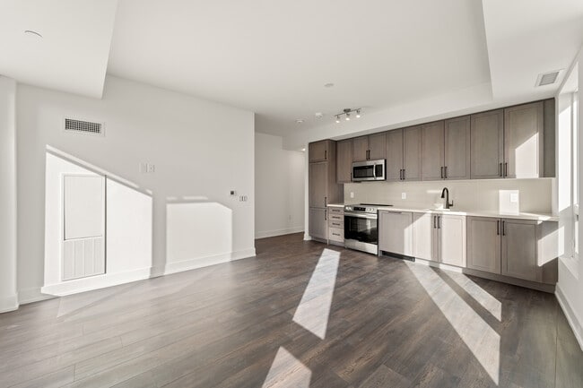 2460 Old Bronte Rd in Oakville, ON - Building Photo - Building Photo