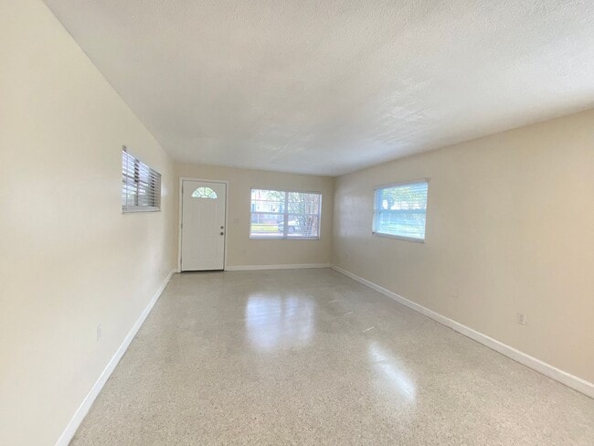 Enjoy Downtown living in this 2/1 Duplex!! in Orlando, FL - Building Photo - Building Photo