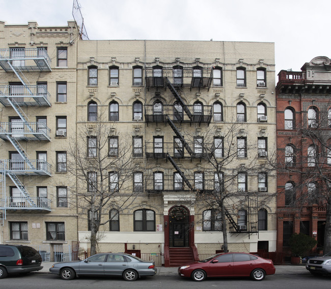 2 br down the block from the busy Bedford ave in Brooklyn, NY - Building Photo - Building Photo