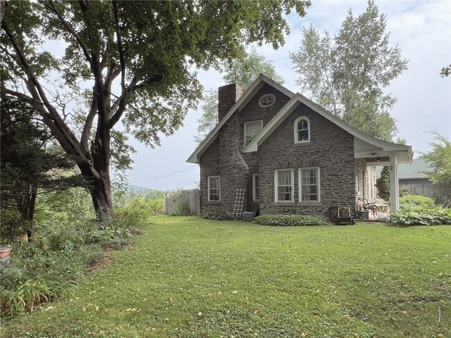 7 Country Club Dr in Oneonta, NY - Foto de edificio - Building Photo