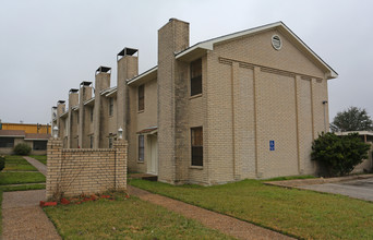 City Lake Townhomes in Taylor, TX - Building Photo - Building Photo