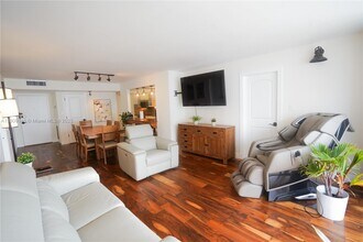 18031 Biscayne Blvd in Aventura, FL - Building Photo - Building Photo