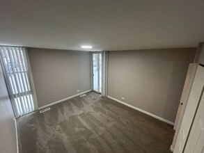 5650 Abbey Dr, Unit 5650-1P in Lisle, IL - Building Photo - Building Photo