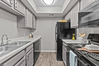 Trinity Village Apartments in Dallas, TX - Foto de edificio - Building Photo