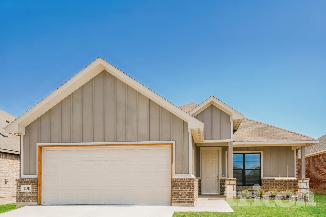 10317 Ft Ewell Trl in Crowley, TX - Building Photo