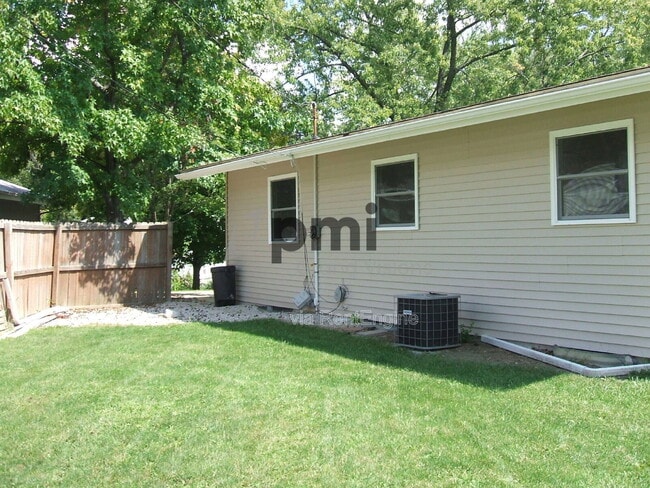 110 Ridgeway Dr in Decatur, IL - Building Photo - Building Photo