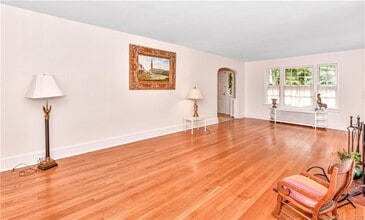 61 Villa Ave in Fairfield, CT - Foto de edificio - Building Photo