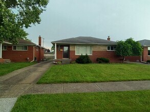 17696 Veronica Ave in Eastpointe, MI - Building Photo - Building Photo