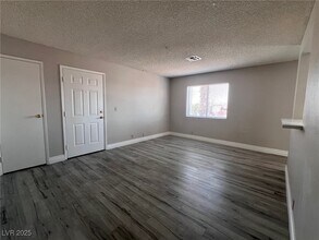 5061 W Pioneer Ave in Las Vegas, NV - Building Photo - Building Photo