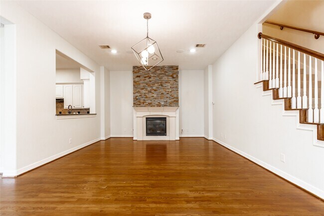 2923 Royal Oaks Crest