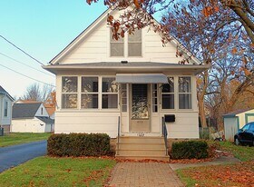 1224 Dean St in St. Charles, IL - Building Photo