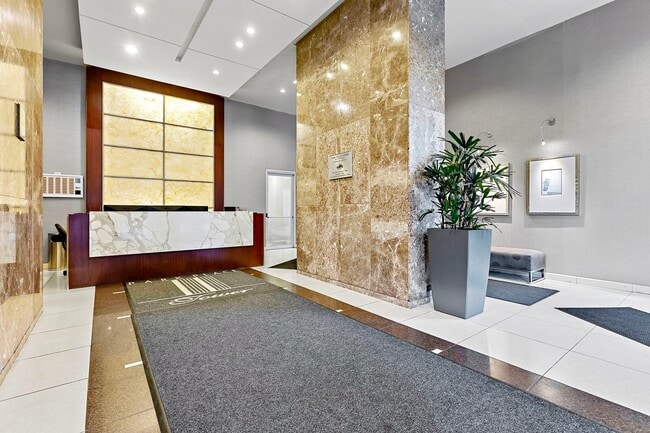 655 W Irving Park Rd in Chicago, IL - Building Photo - Building Photo