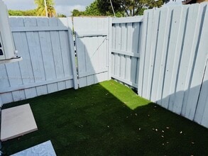 8350 NW 7th St in Pembroke Pines, FL - Building Photo - Building Photo