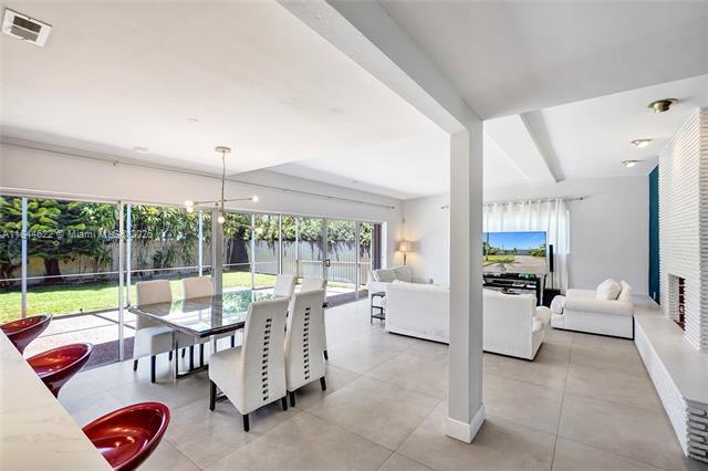 1940 NE 185th Ter in North Miami Beach, FL - Foto de edificio - Building Photo