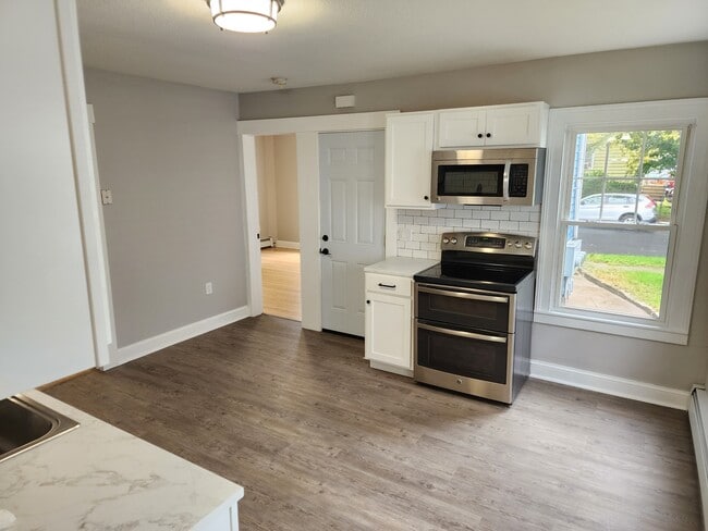 52 Meadow St, Unit 2nd Floor in Wallingford, CT - Building Photo - Building Photo