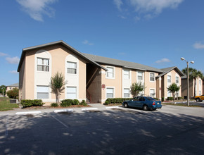 Oak Harbor Apartments in Orlando, FL - Building Photo - Building Photo