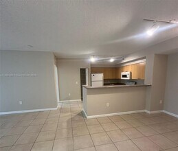 8070 N Nob Hill Rd in Tamarac, FL - Building Photo - Building Photo