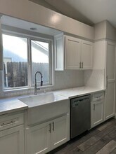12615 Grand Teton Dr in Bakersfield, CA - Building Photo - Building Photo