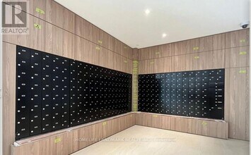 8 Beverley Glen Blvd in Vaughan, ON - Building Photo - Building Photo