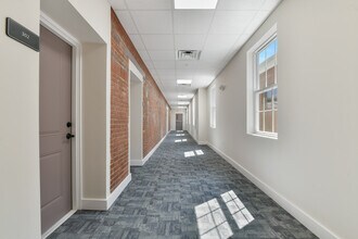 410 Washington St, Unit 104 in Dedham, MA - Foto de edificio - Building Photo