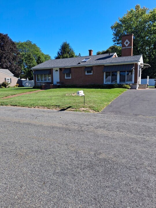 21 Falmouth Dr in Grafton, MA - Building Photo