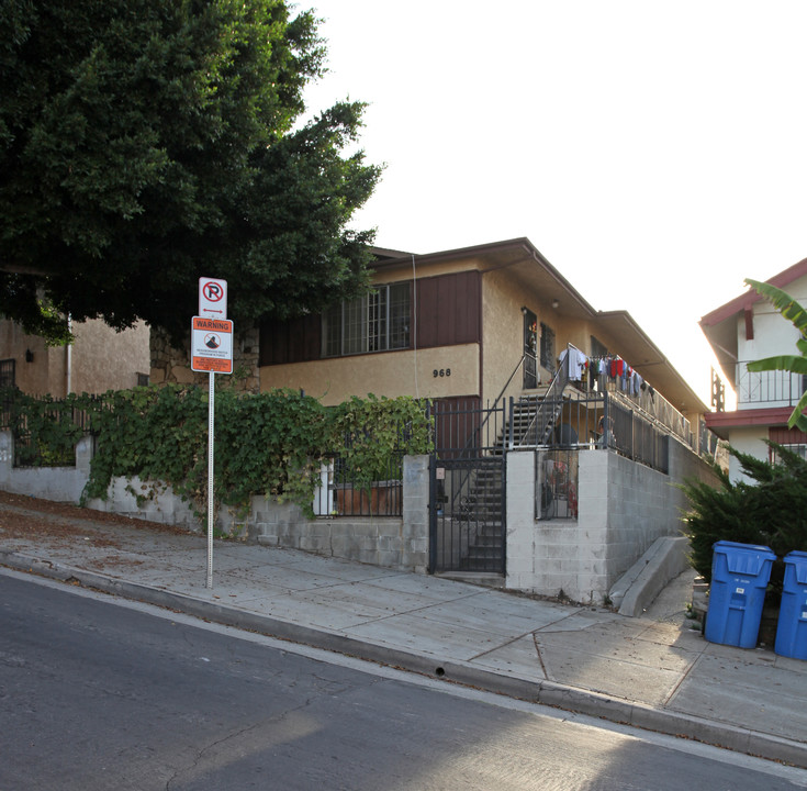 968 White Knoll Dr in Los Angeles, CA - Foto de edificio