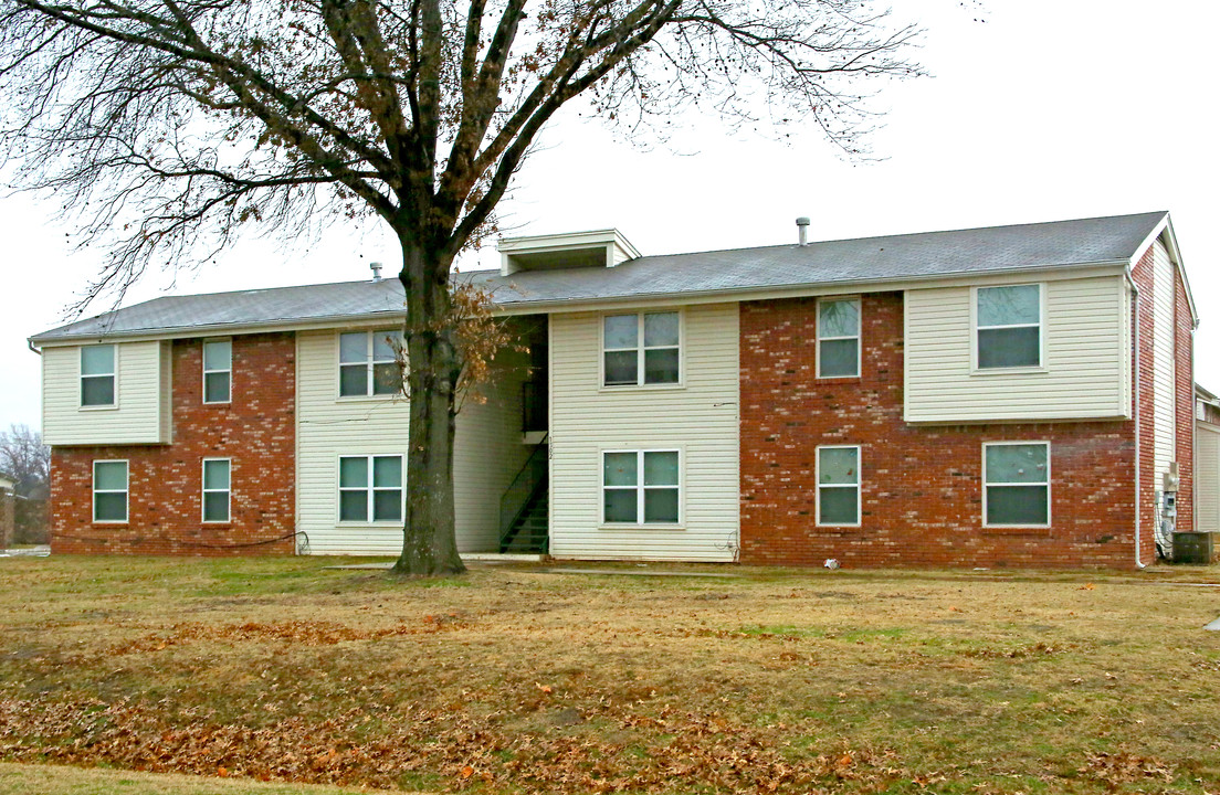 New Lake Village Apartments in Henryetta, OK - Building Photo