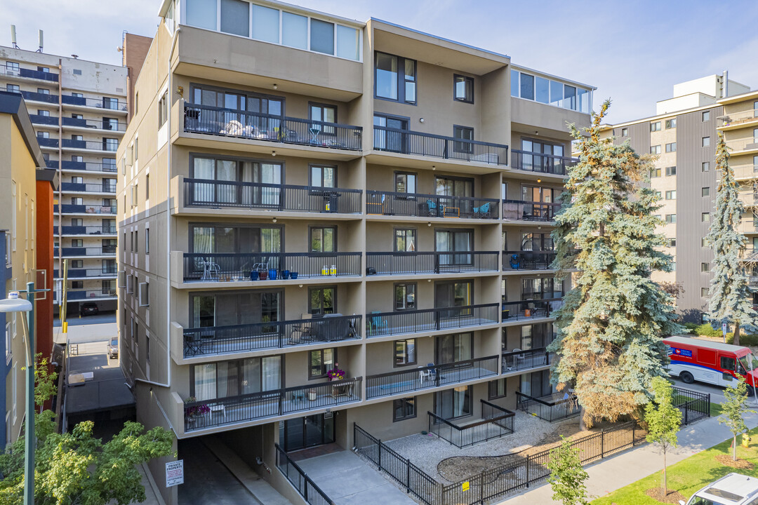 Wild Rose Manor in Calgary, AB - Building Photo