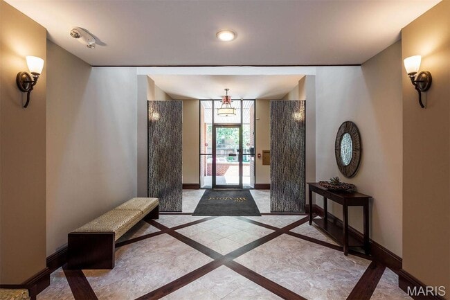 4570 Laclede Ave, Unit 4570 Laclede Ave Apt 308 in St. Louis, MO - Building Photo - Building Photo