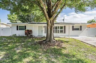 10907 57th Ave in Seminole, FL - Foto de edificio - Building Photo