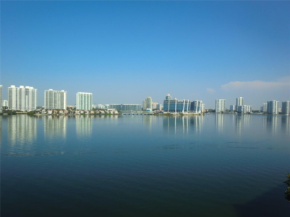 17500 N Bay Rd in Sunny Isles Beach, FL - Building Photo